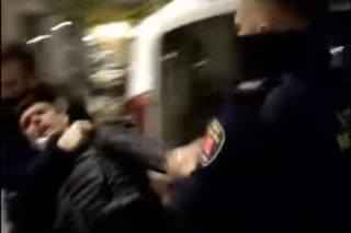 Brutalna interwencja strażników w centrum Łodzi. Dusili przechodnia [FILM]