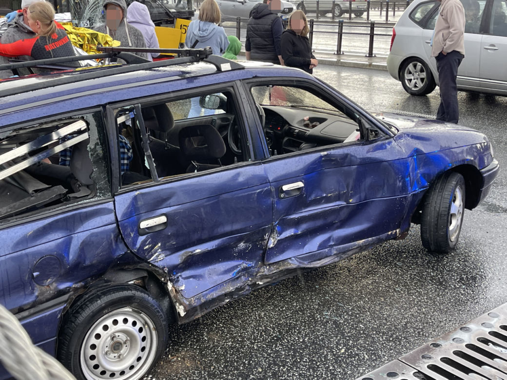 Opel zderzył się z autobusem na Moście Grota. Dwie osoby ranne, gigantyczne utrudnienia 