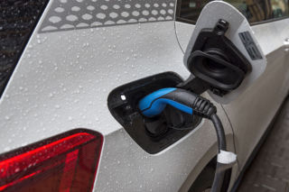 Ile trzeba pracować, żeby kupić auto elektryczne? Ceny dalej poza zasięgiem przeciętnego Polaka