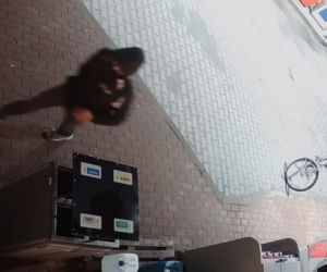 Włamanie do weterynarza koło Torunia. Rozpoznajesz sprawców? Szuka ich policja!