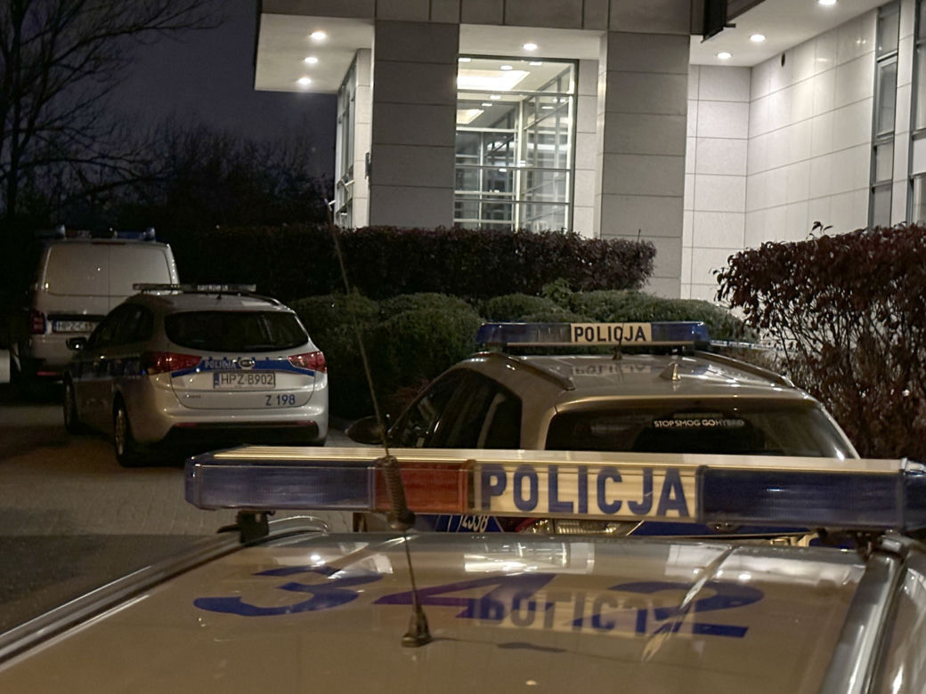 Nocna akcja na Gocławiu. Kobieta spadła z 13 piętra. Co się stało?