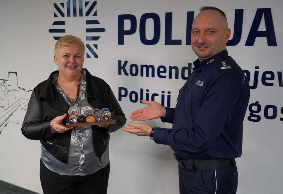 Komendant Wojewódzki Policji w Bydgoszczy, przekazał na aukcję WOŚP 19 unikalnych monet