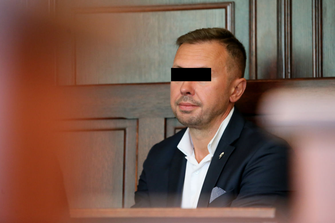 Zięć przyniósł teściowi do domu 150 tys zł w reklamówce. Kolejna rozprawa Artura W. 
