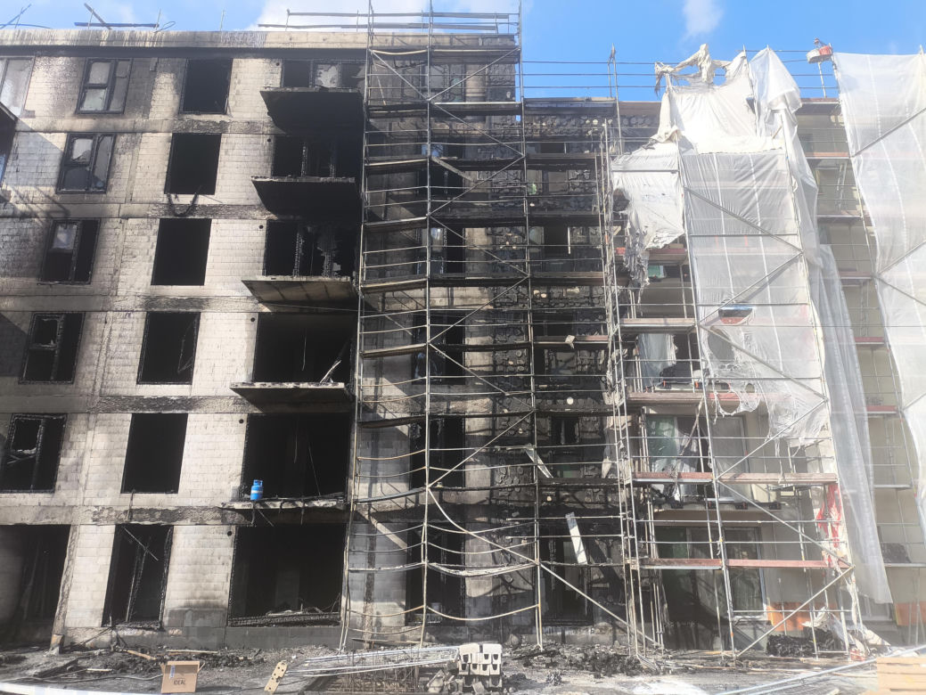Tak wygląda plac budowy po gigantycznym pożarze w Warszawie. Mieszkańcy w szoku: „szkoda tych ludzi”