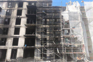 Tak wygląda plac budowy po gigantycznym pożarze w Warszawie. Mieszkańcy w szoku: „szkoda tych ludzi”