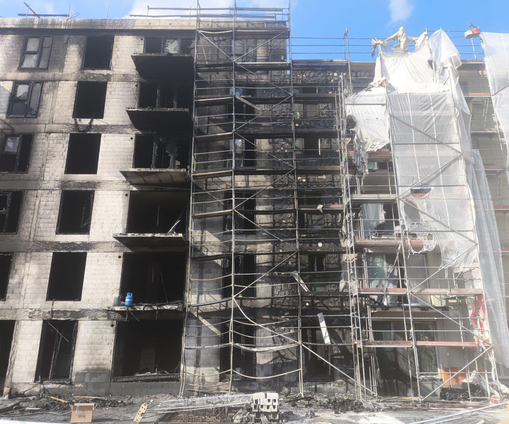 Tak wygląda plac budowy po gigantycznym pożarze w Warszawie. Mieszkańcy w szoku: „szkoda tych ludzi”