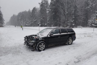 Kierowca volkswagena zderzył się z szynobusem. Chwile grozy na śliskiej drodze!
