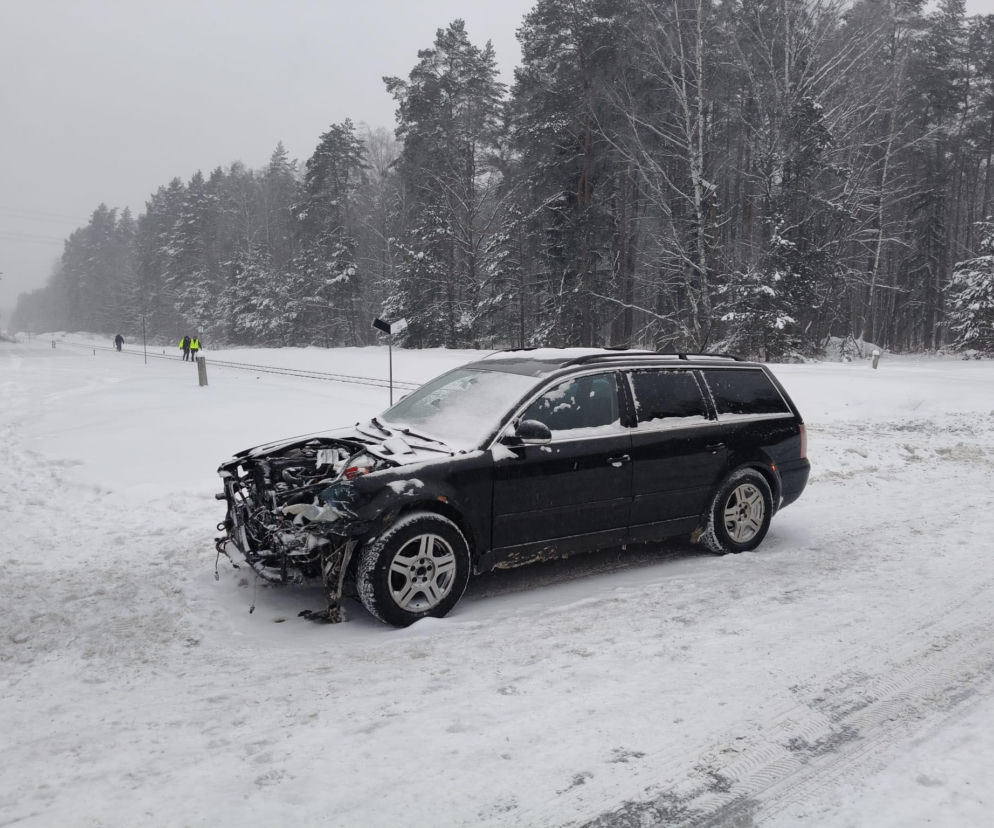 Zderzenie osobówki z szynobusem w powiecie szczycieńskim