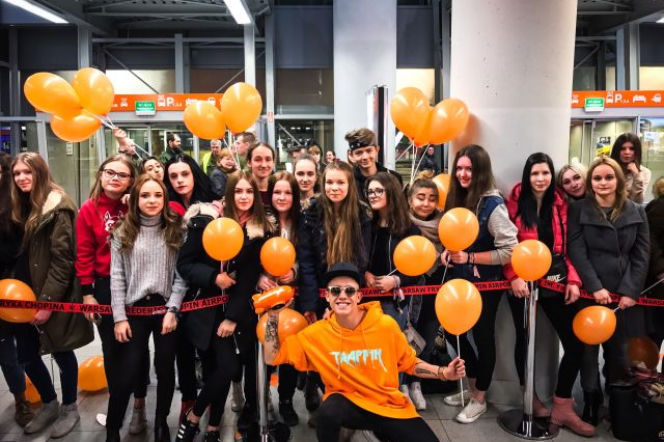 Dawid Kwiatkowski wśród fanek