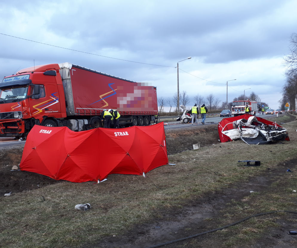 Poświętne: Mercedes rozerwany na dwie części po zderzeniu z TIR-em. W środku 5 młodych osób. Dwie zginęły