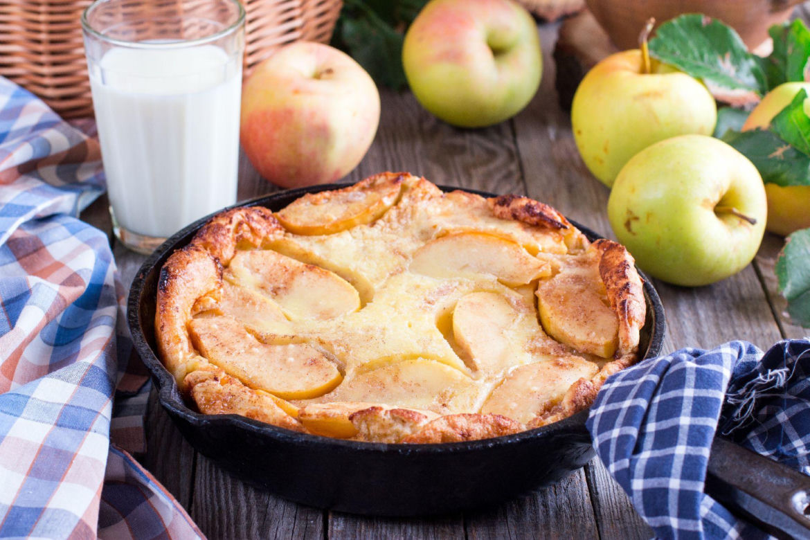 Dutch baby z jabłkami – naleśnik, który rośnie w piekarniku i znika z talerza