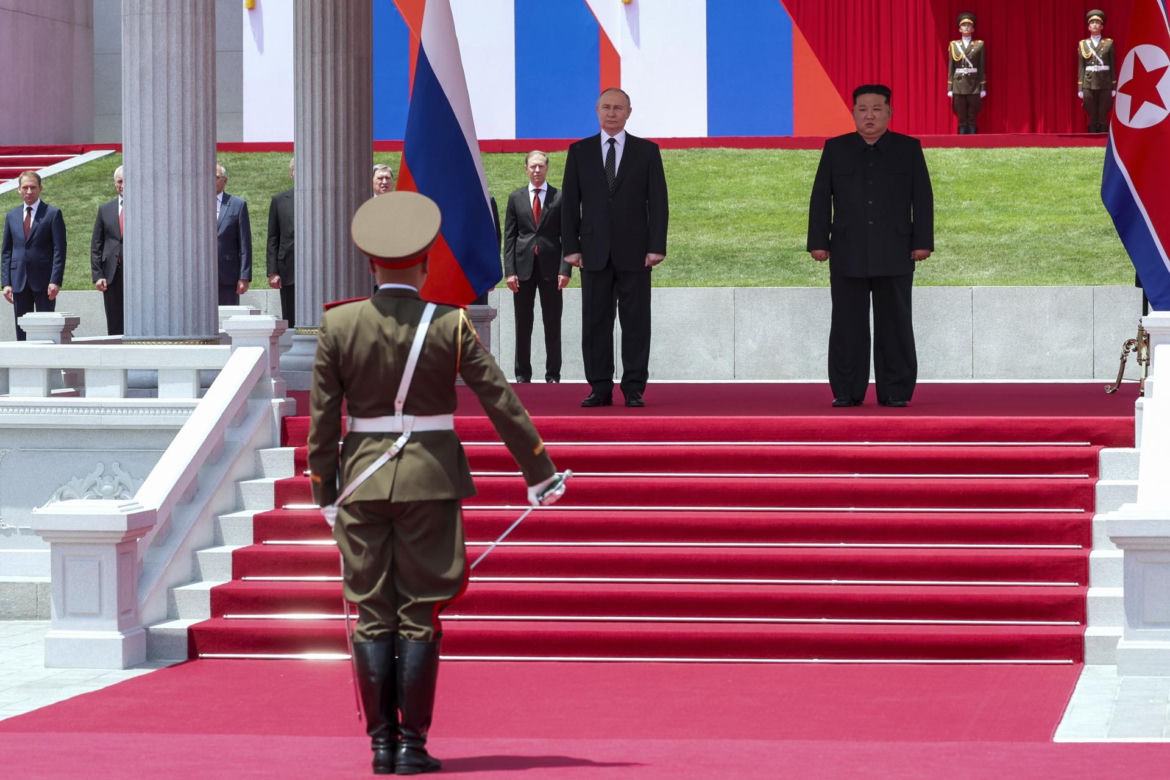 Putin w objęciach Kim Dzong Una! "Przyjacielska pogawędka"