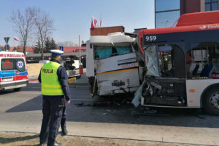  Rzeszów. Zderzenie dwóch autobusów! Jest 23 poszkodowanych: Udzielana jest im pierwsza pomoc