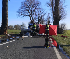 Tragedia pod Nakłem. Kierowca roztrzaskał się na drzewie