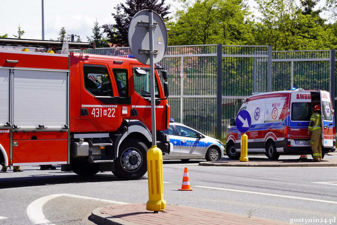 Tragiczny wypadek w Gostyninie. Wjechała toyotą pod tira. Nie żyje