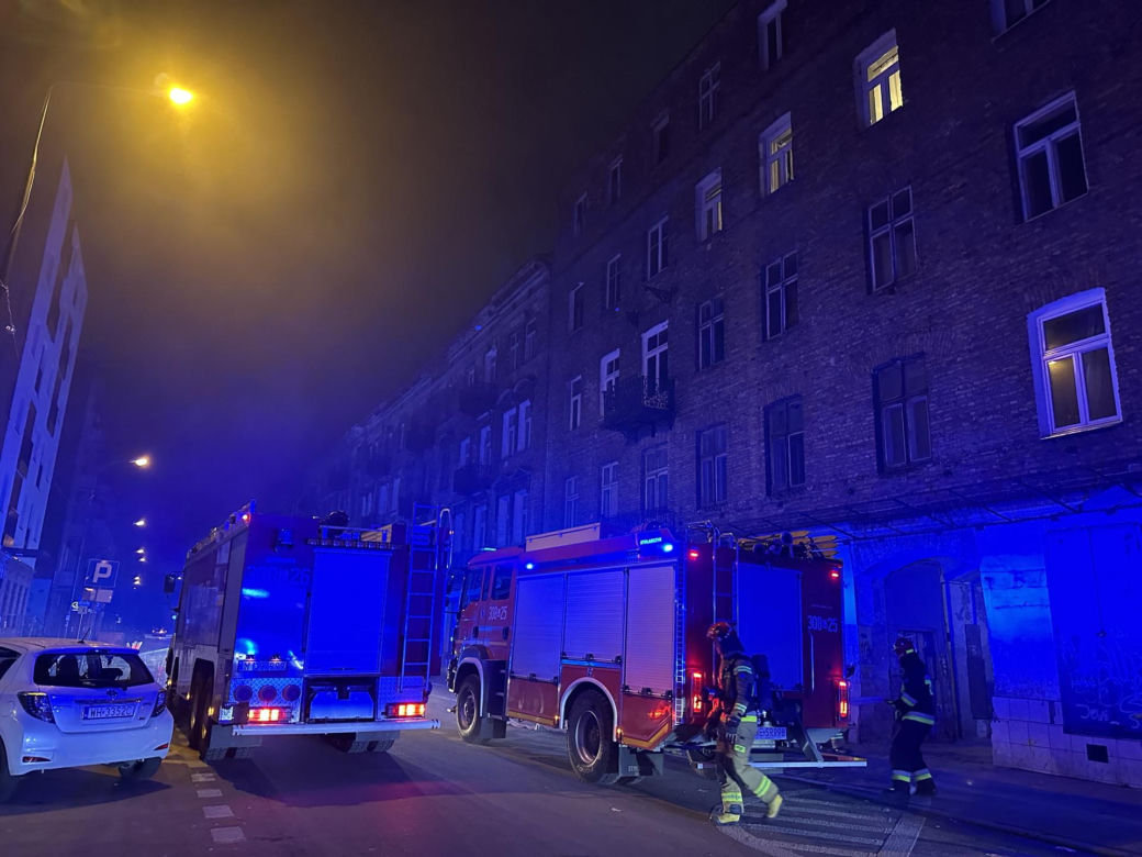 Wielka akcja strażaków w centrum dzielnicy. Stara kamienica zapłonęła jak pochodnia. Ogień było widać z kilku kilometrów