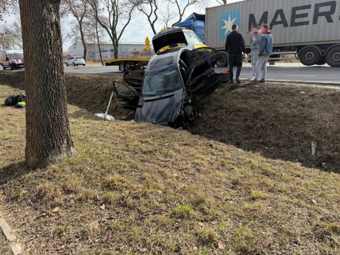 Twarde lądowanie w rowach. Pechowy koniec dwóch różnych podróży