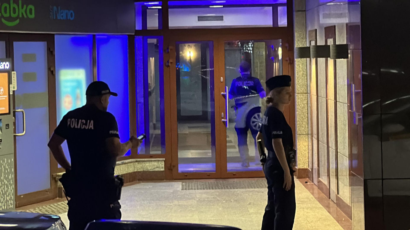 Atak nożownika na Woli. Ranny przebiegł kilkaset metrów i padł na ziemię. Zatrzymali jedną osobę, trwa akcja policji