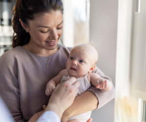 Krew w pieluszce i opuchnięte piersi u noworodka? Uspokajamy