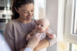 Krew w pieluszce i opuchnięte piersi u noworodka. Sprawdź, dlaczego to może być dobry znak