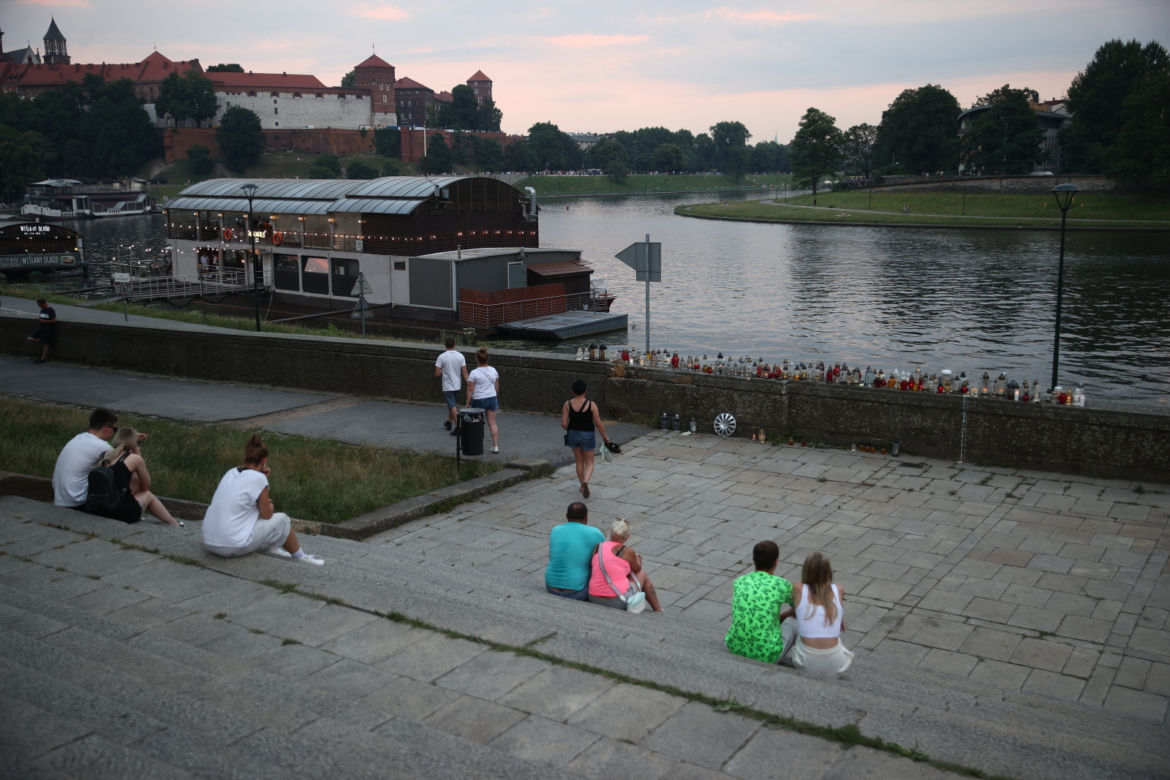 Mieszkańcy palą znicze w miejscu tragicznego wypadku przy moście Dębnickim