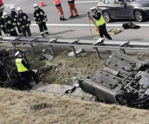 Przerażający wypadek na autostradzie A1. Samochód dosłownie rozpadł się na pół [ZDJĘCIA]
