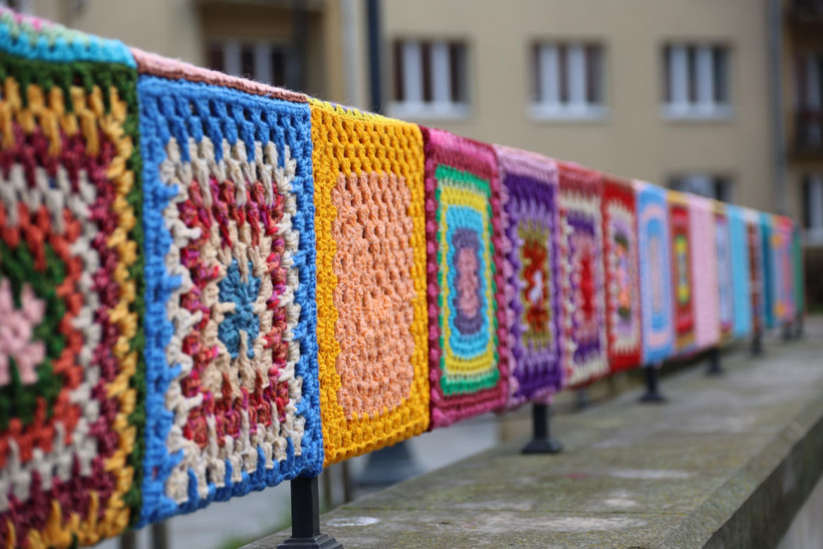 Kolorowe instalacje opanowały Lublin. Tak „Otulanie włóczką” świętuje swoje 10. urodziny!