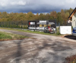 Falczewo. Rowerzysta potrącony na ścieżce rowerowej. Wjechał w niego samochód dostawczy [FOTO]