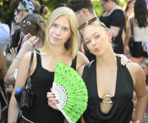 Fani w upale czekają na koncert The Weeknd. Tłumy w Warszawie