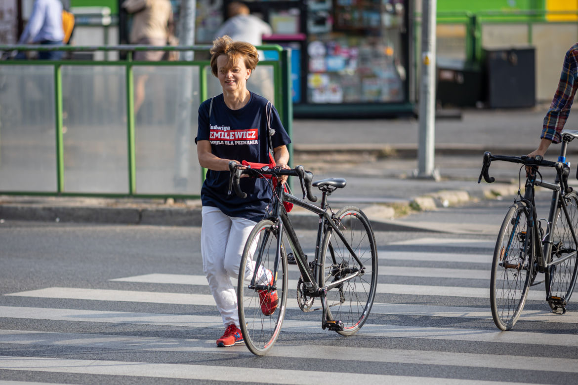 Jadwiga Emilewicz pojechała rowerem na bazarek