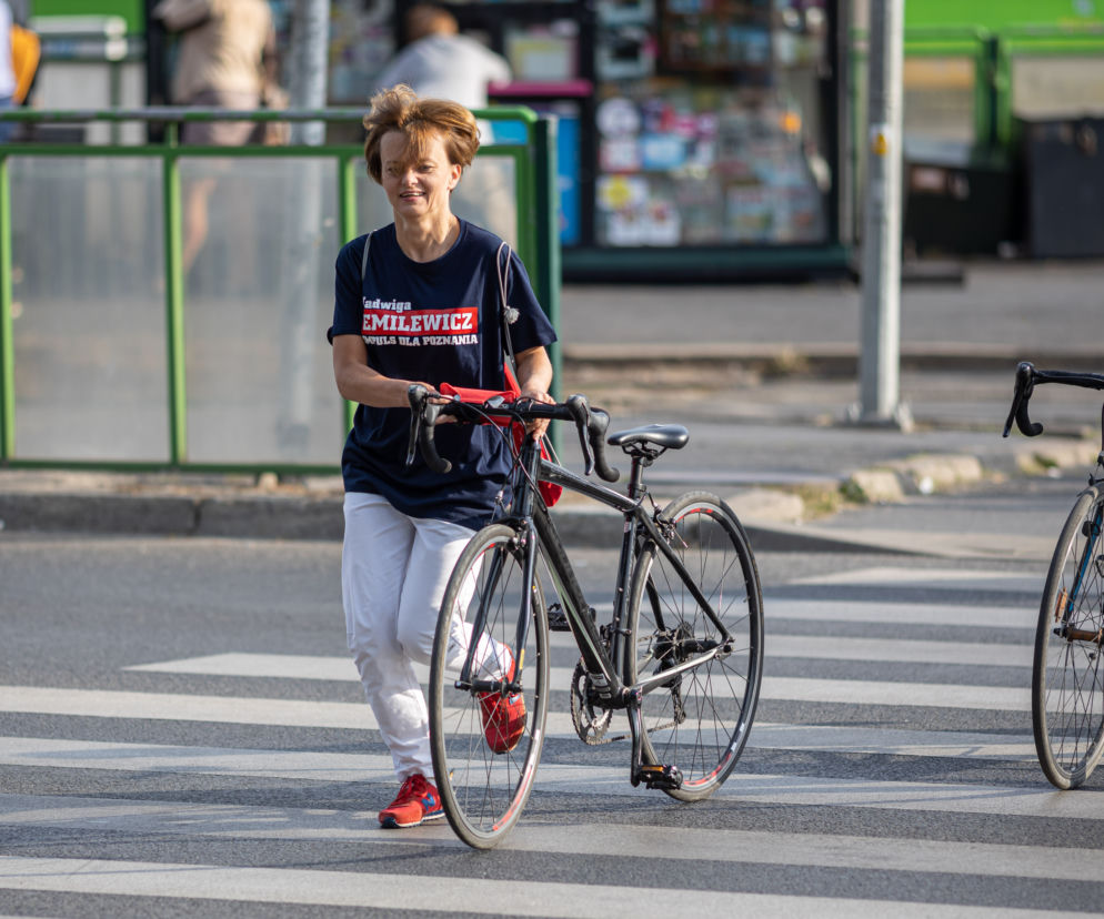 Jadwiga Emilewicz pojechała rowerem na bazarek