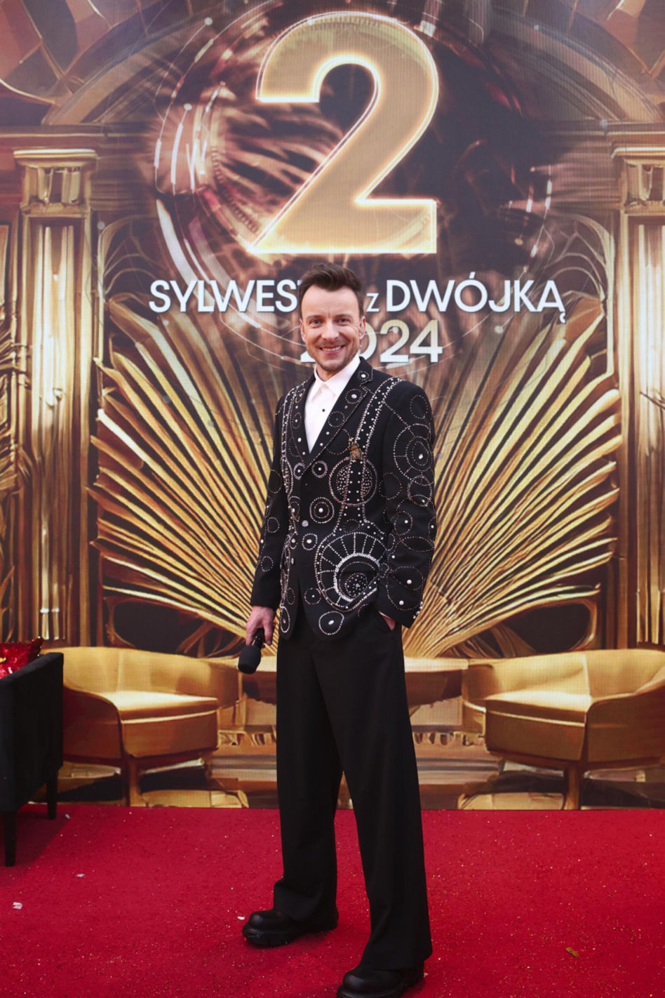Tak wyglądały gwiazdy prowadzące "Sylwestra z Dwójką"! Krystyna Sokołowska odsłoniła nogi do nieba, a Michalina Sosna założyła "nagą" suknię
