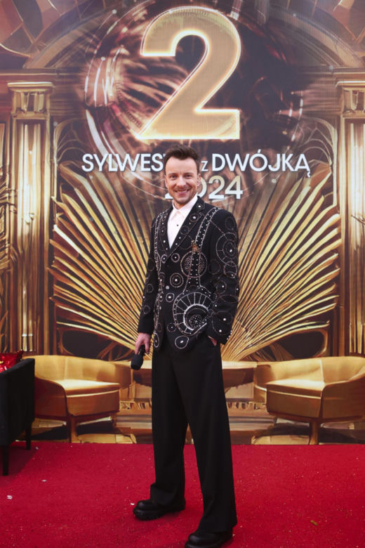Tak wyglądały gwiazdy prowadzące "Sylwestra z Dwójką"! Krystyna Sokołowska odsłoniła nogi do nieba, a Michalina Sosna założyła "nagą" suknię