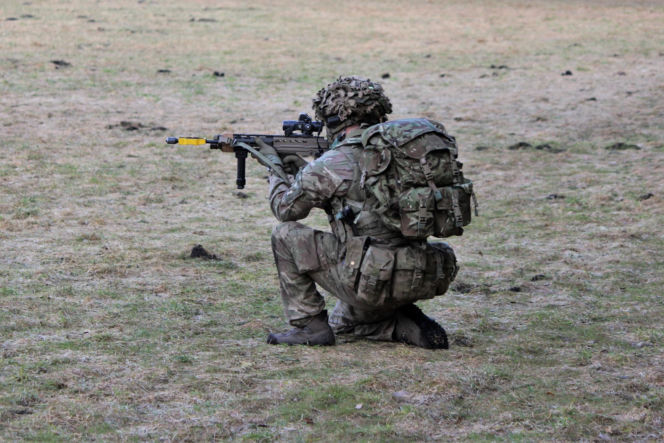 Brytyjscy żołnierze, ćwiczenia na poligonie