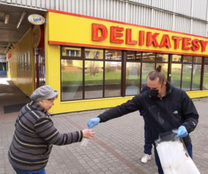 W Przemyślu rozdają maseczki seniorom