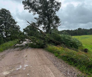 Drzewa na drogach i budynkach. Zniszczone namioty harcerzy. Walka z żywiołem  na Warmii i Mazurach
