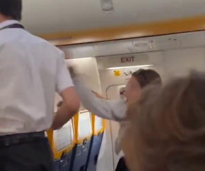 Awantura na pokładzie samolotu! Film z Polkami wywołał burzę. Panna młoda i jej koleżanki wyprowadzone z pokładu
