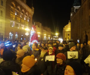 Manifestacja w obronie sądownictwa na Rynku Staromiejskim w Toruniu