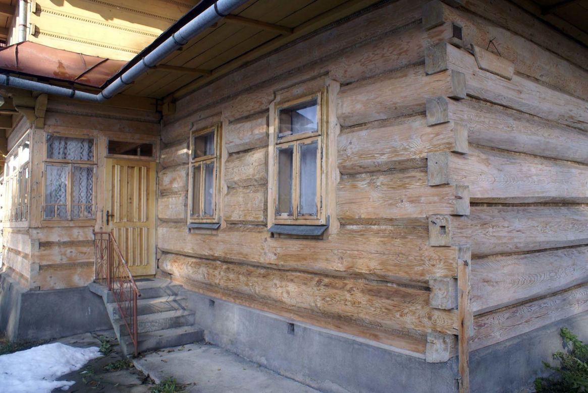 Ta małopolska wieś to żywy skansen. Kilkuset letnie chałupy wciąż zamieszkują mieszkańcy