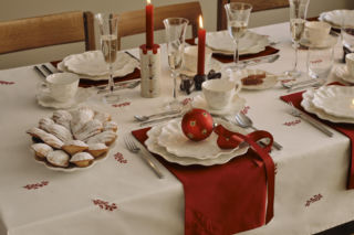 Jak stylowo udekorować świąteczny stół? Trendy w zastawach stołowych 2025