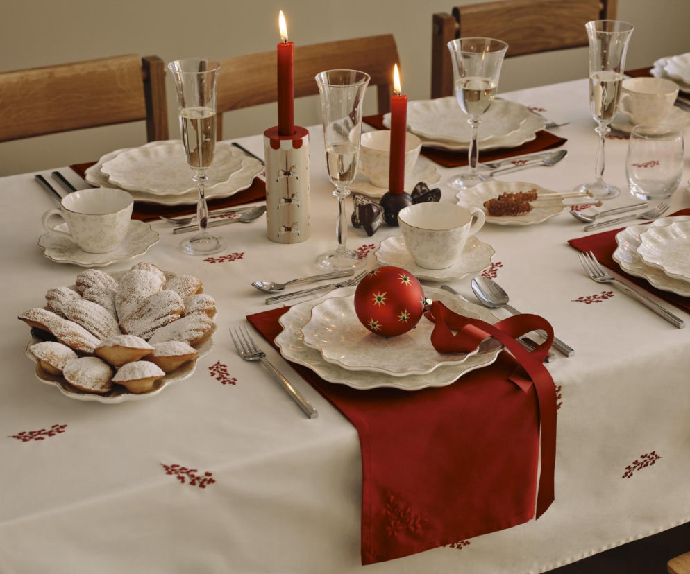 Jak stylowo udekorować świąteczny stół? Trendy w zastawach stołowych 2025