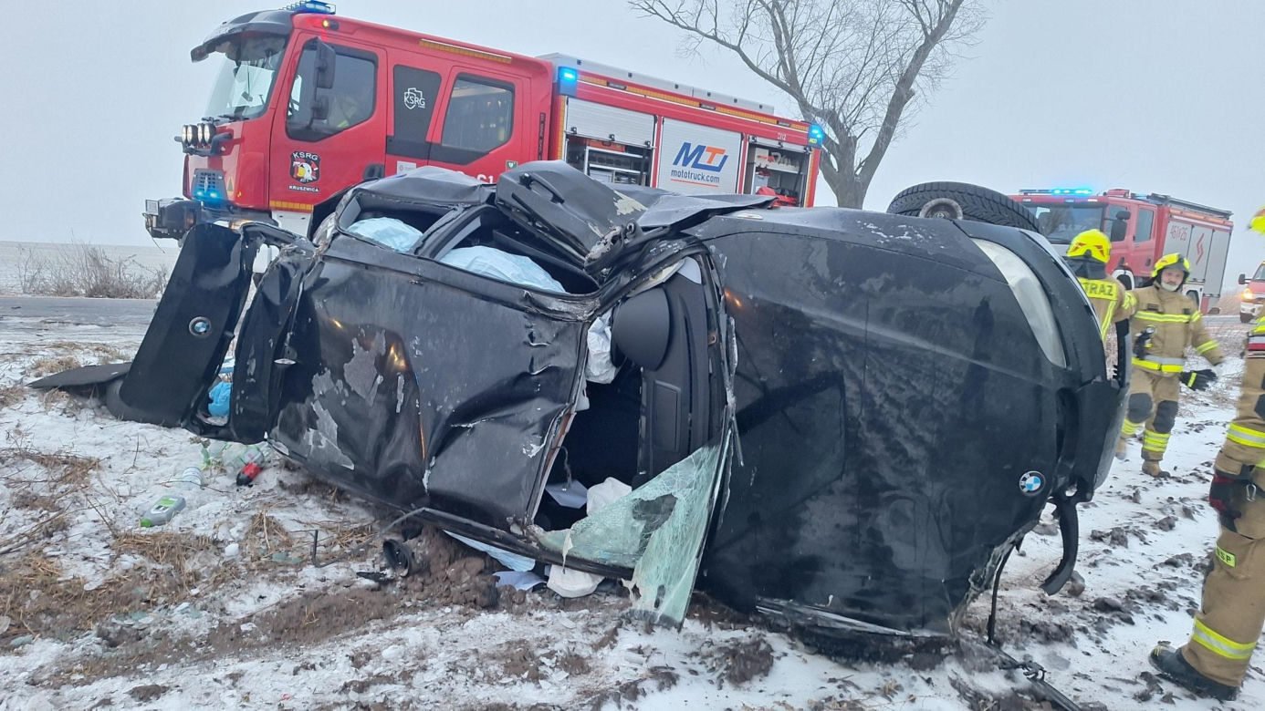 BMW wypadło z drogi i dachowało! Jedna osoba trafiła do szpitala [ZDJĘCIA]