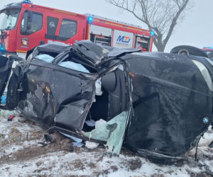 BMW wypadło z drogi i dachowało! Jedna osoba trafiła do szpitala [ZDJĘCIA]