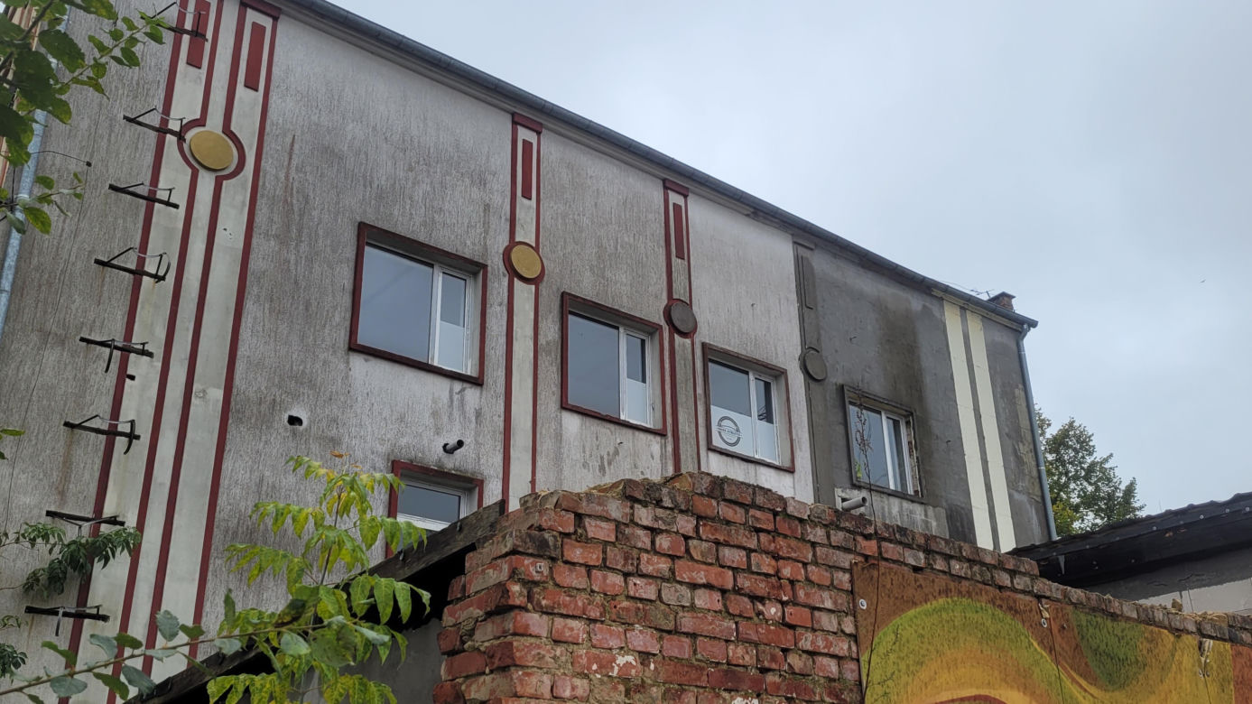 Kiedyś była tu dyskoteka, dziś miejsce popada w ruinę. Smutny los klubu Come-In [ZDJĘCIA]