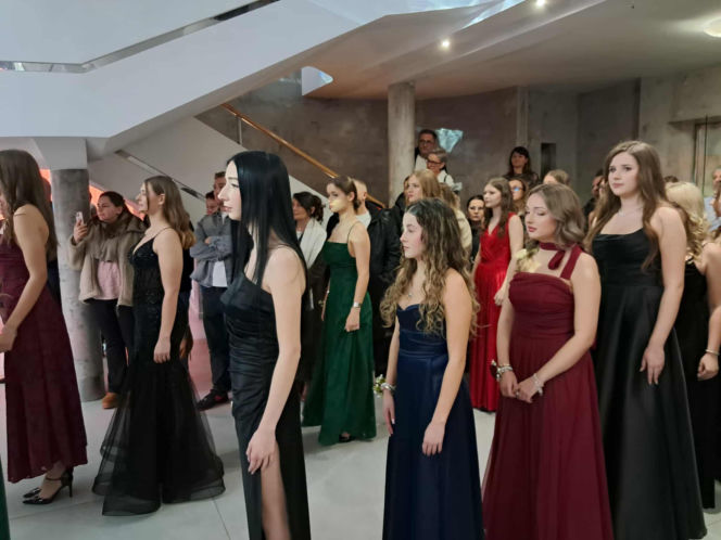 Tak bawili się maturzyści na studniówce skarżyskiego "Erbla". Kreacje jak z czerwonego dywanu