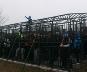 Skandal na meczu. Kibice Hutnika Kraków trzymani... w klatce niczym dzikie zwierzęta