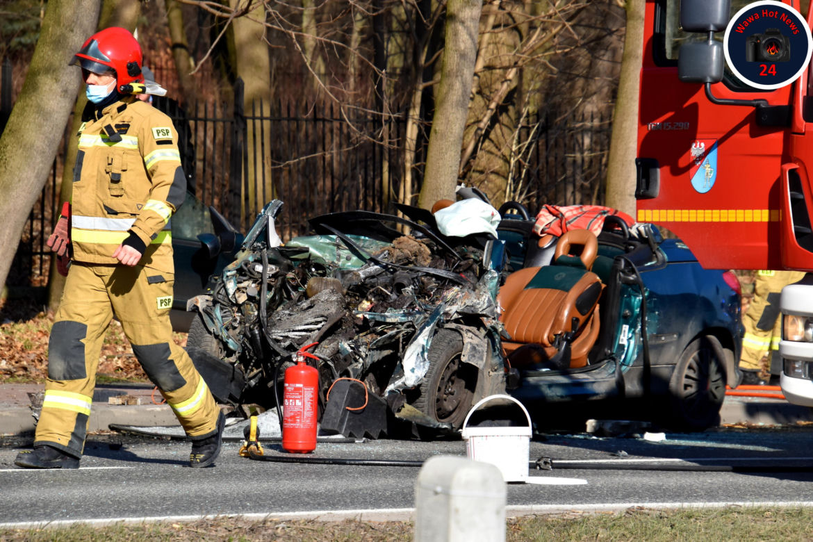 Makabra pod Warszawą. Z peugeota została kupa złomu. Kierowca nie miał szans 