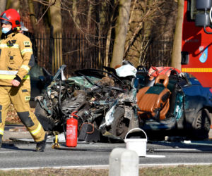 Makabra pod Warszawą. Z peugeota została kupa złomu. Kierowca nie miał szans 