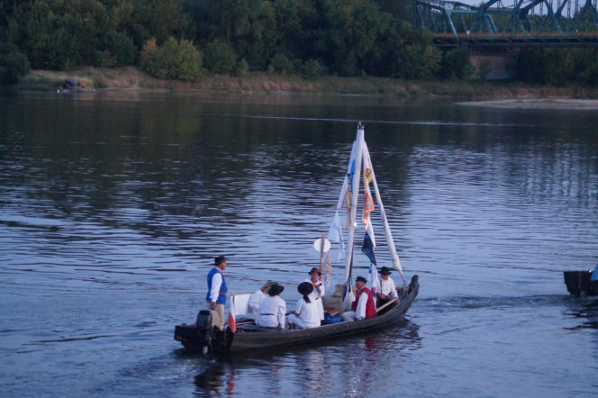 Wieczorna parada na Wiśle zachwyciła mieszkańców. Tak wyglądał finał Festiwalu Wisły w Fordonie