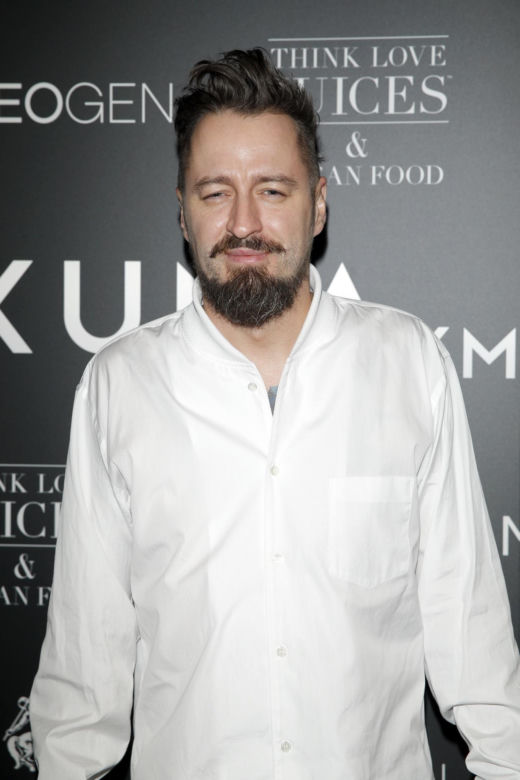 Tak na początku kariery wyglądał Piotr Kędzierski. Dziś trudno go rozpoznać na starych zdjęciach
